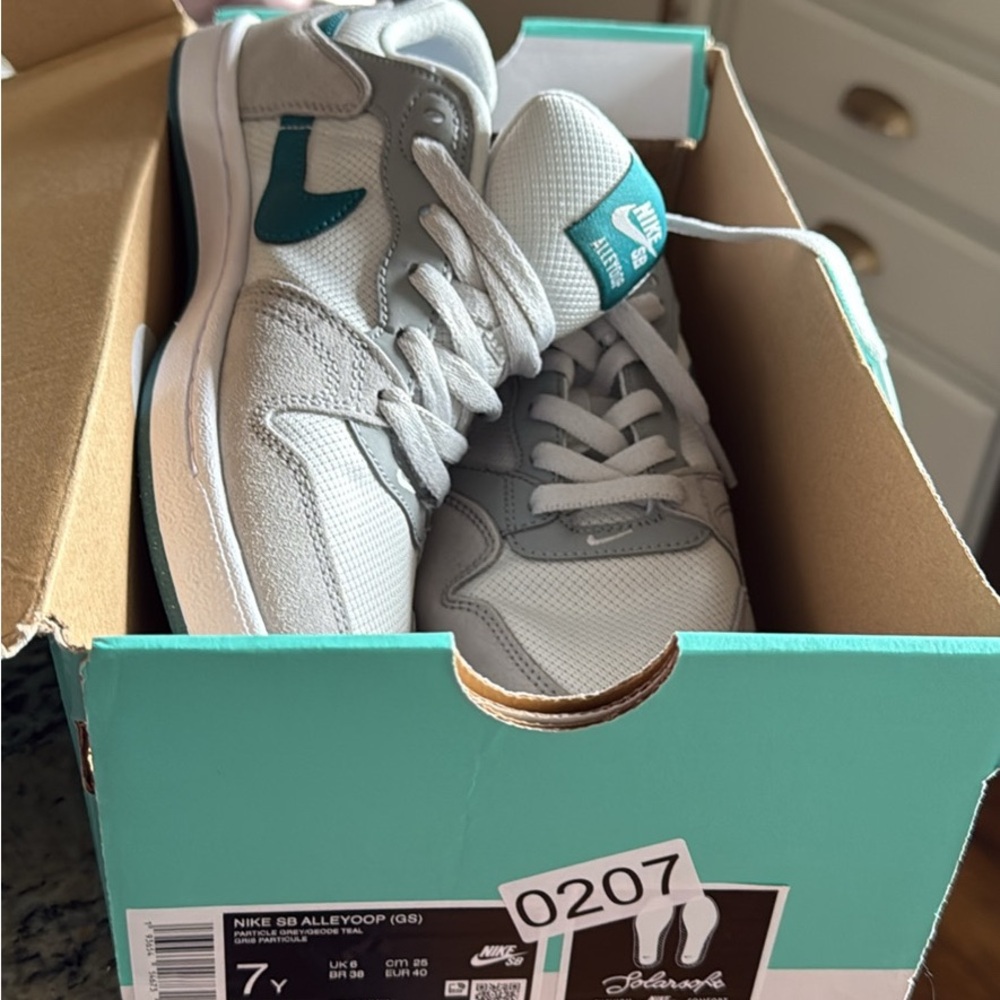 Nike SB alleyoops  8.5 women’s 7 youth